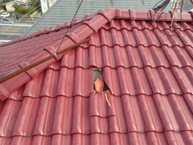 台風で瓦が割れている