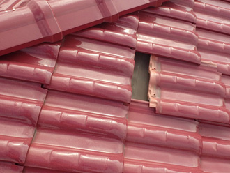 瓦がずれている