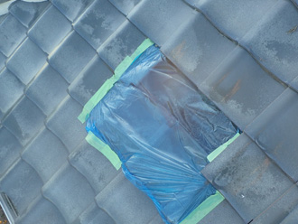 箱根町湯本で強風で外れたアンテナワイヤーがかかって瓦外れと雨漏り