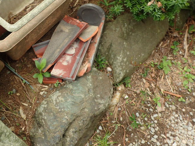 割れた瓦が庭に片付けてある