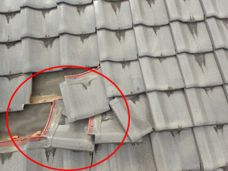 瓦が剥がれて雨漏りしている