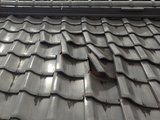 瓦がずれている