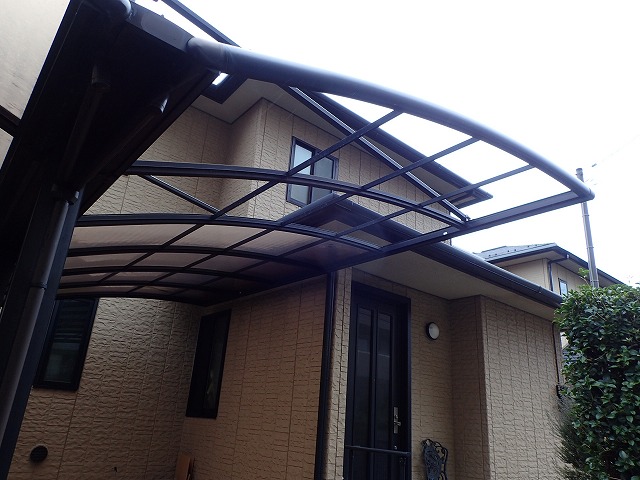 吹田市垂水町にて台風で壊れたカーポートを火災保険で修理