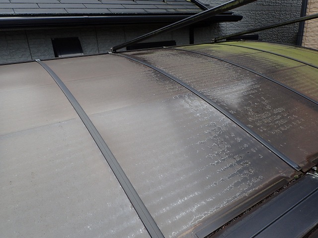 コケの生えたカーポート