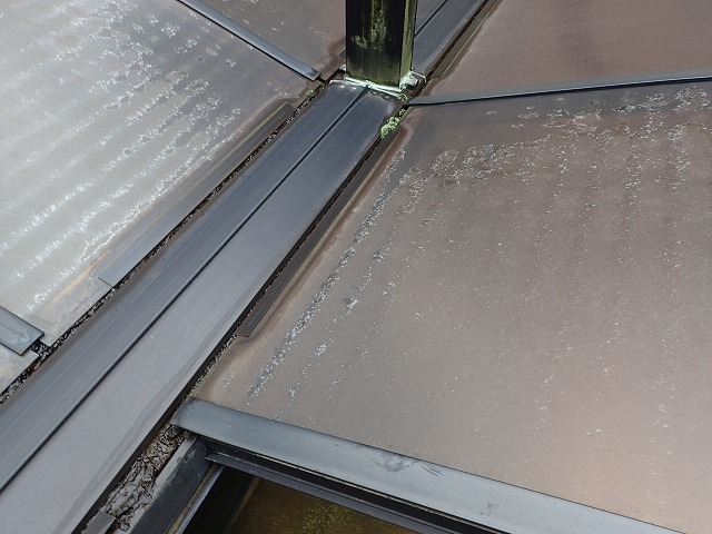 水垢の付いたカーポート