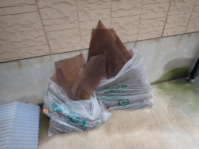 割れたポリカーボネート