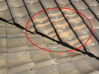 瓦がズレないようにガムテープで養生