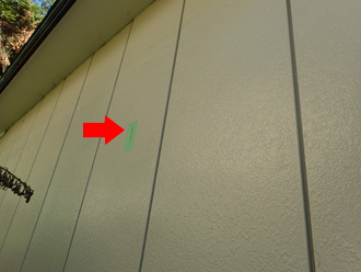 外壁が飛来物で穴が空いている