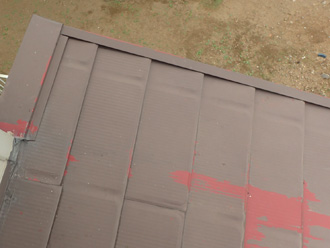 屋根の塗装が剥がれている