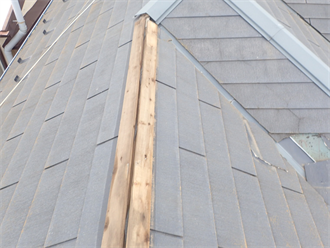 鎌ケ谷市東道野辺にて強風によるスレート屋根破損状況を調査、雨漏りを起こしてしまう前の補修が重要