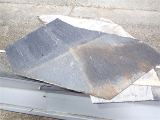 落下した屋根材と板金