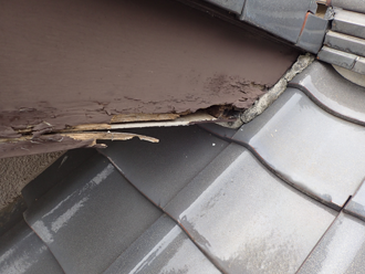 破風が傷んでいる