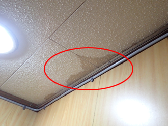 天井に雨染みができている