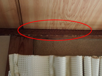 天井板が雨漏りによって汚れている