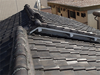 棟違いの瓦屋根