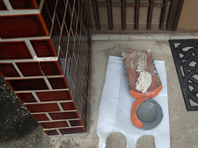 屋根から落下した瓦