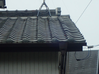 屋根と地上からみてもどこの瓦が外れたのかわからない