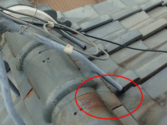 サビで瓦が汚れている