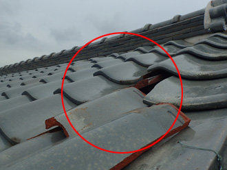 青梅市長淵で強風被害による瓦の落下を火災保険にて原状回復いたします