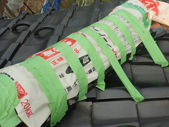 棟瓦が外れて養生している