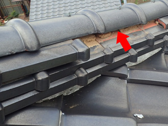 東久留米市本町で棟瓦（熨斗瓦）が強風で飛散し雨漏りが発生