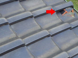 瓦が割れている