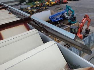 屋根の板金が外れかかっている