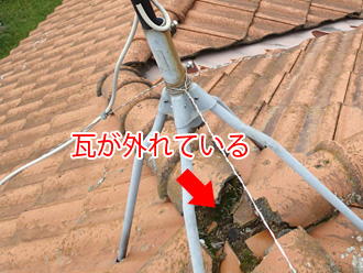 棟瓦が外れている