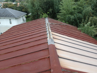 金属屋根の棟板金が飛散している