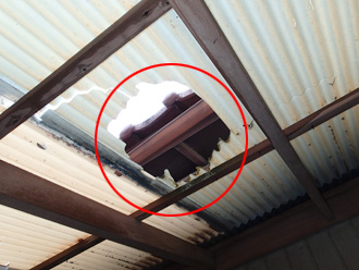 波板が落下した瓦で破損