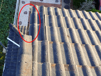 ケラバの瓦が外れている