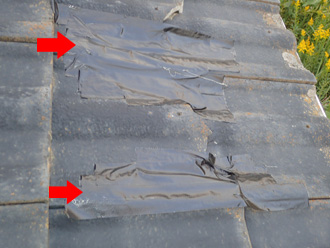 外れた瓦をテーピングで仮補修している