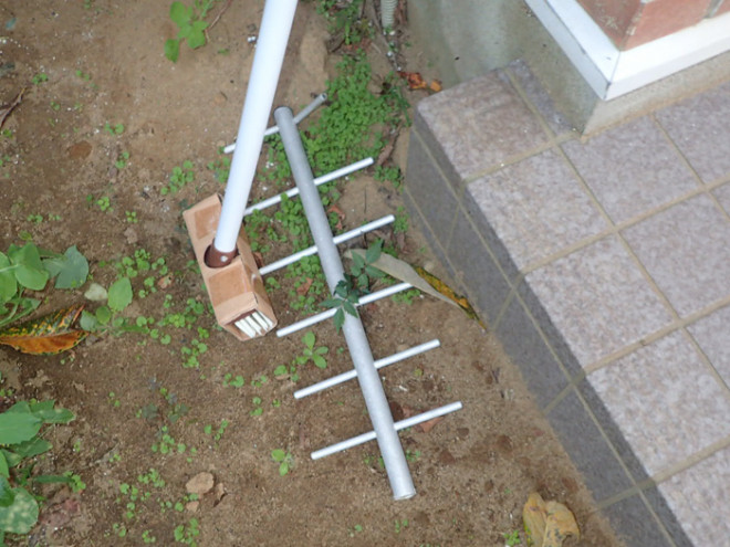 松田町惣領で強風被害の調査からアンテナ倒壊、瓦の落下、板金飛散を確認