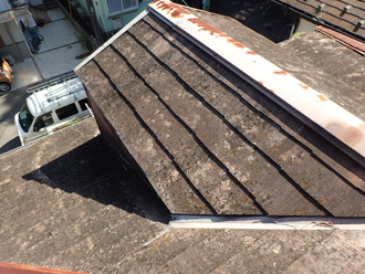 雨漏りを起こしたスレート屋根