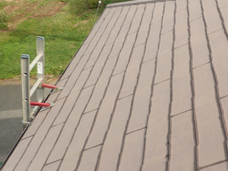 はしごで屋根に上る