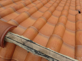 棟瓦が外れている