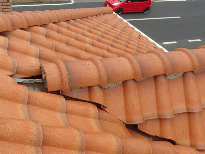 強風で棟瓦が外れている