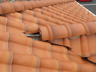 棟瓦が外れている