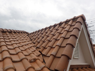 雨漏りしている屋根