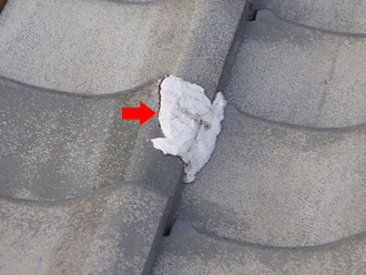 瓦が割れている