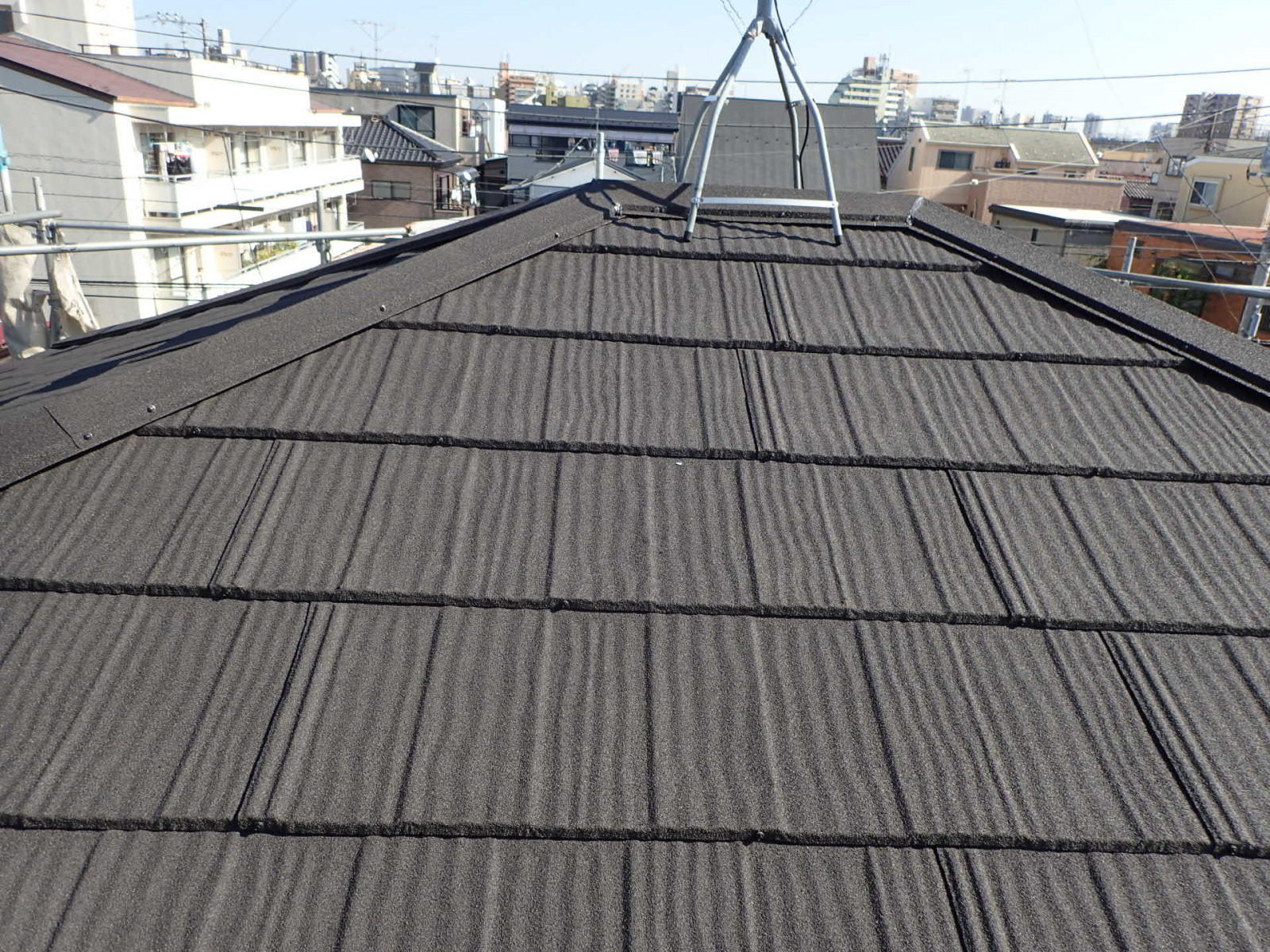 金属屋根材であるエコグラーニを使用して葺き替え工事が完了した屋根