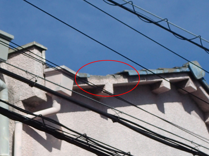 台風で屋根瓦が飛散している