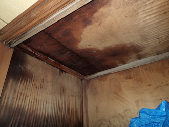 押入れ天井から雨漏りしている