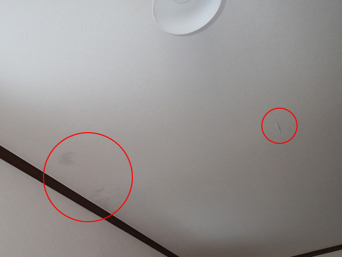 天井の雨染みとクロスの剥がれ