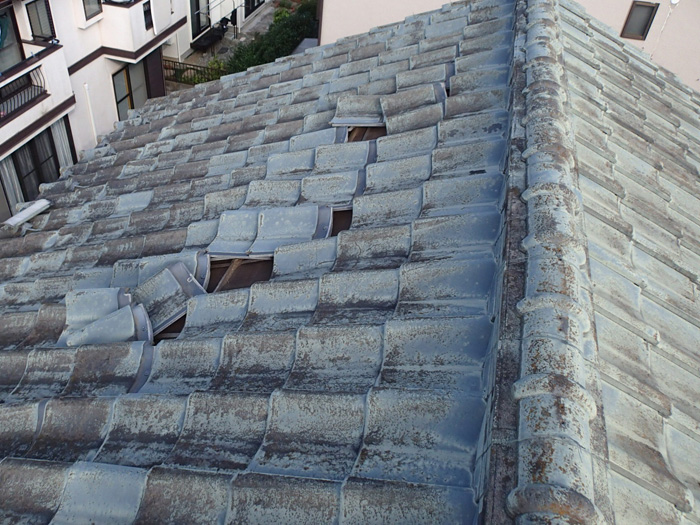 横浜市都筑区荏田南で台風による強風で被害を受けた和瓦のズレや割れを調査