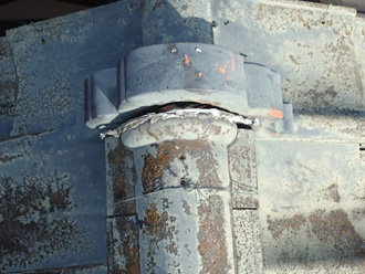 鬼瓦の漆喰が剥がれている