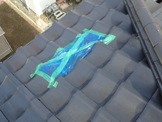 瓦が割れたところにブルーシートで養生