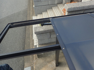 カーポートの屋根が壊れている