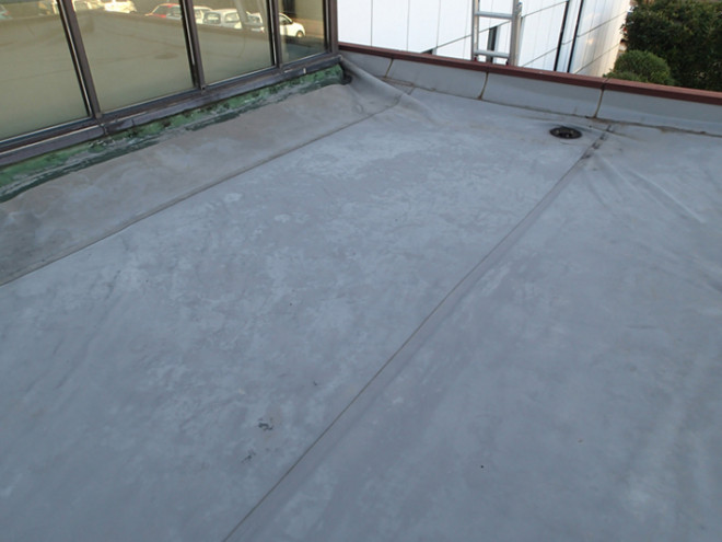雨漏りを起こした陸屋根にはシート防水が施工されていました