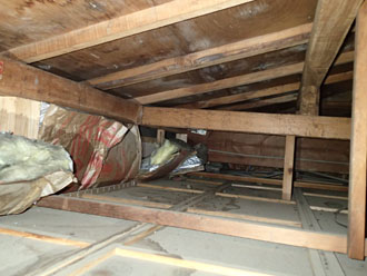 野地板や垂木に雨染みが見られます